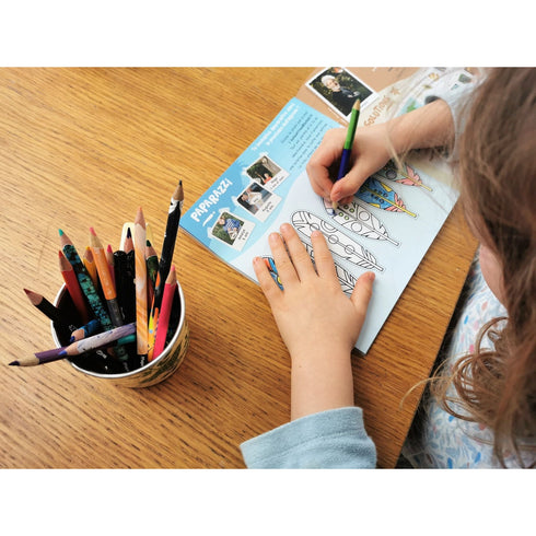 Enfant coloriant le carnet d'exploration Botaki
