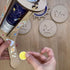 Projecteur Botaki décoré d'autocollants, avec ses disques