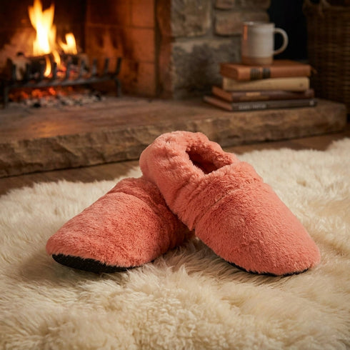 Chaussons bouillotte Corail - L'Artisan du Bien-Être, en situation cosy