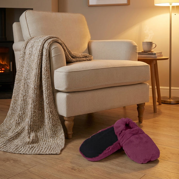 Chaussons bouillotte Prune - L'Artisan du Bien-Être, en situation cosy