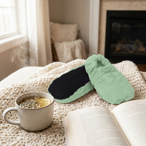 Chaussons bouillotte Vert d'eau en situation cosy