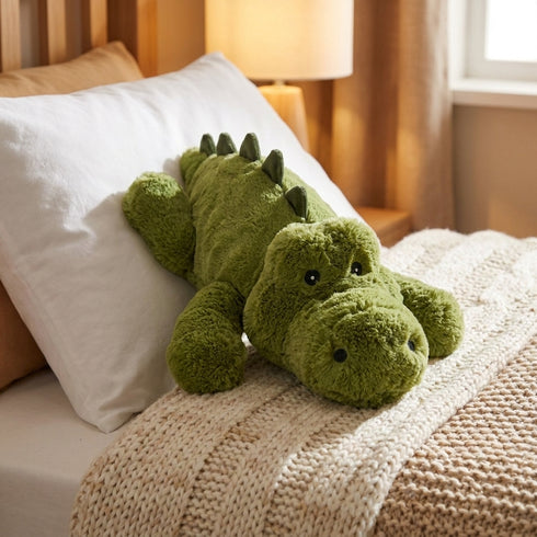 Peluche Bouillotte Crocodile - L'Artisan du Bien-Être, en situation cosy
