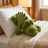Peluche Bouillotte Crocodile - L'Artisan du Bien-Être, en situation cosy