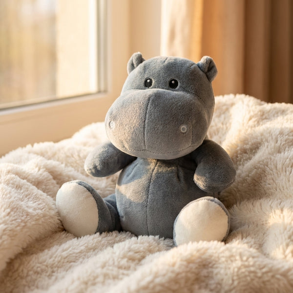 Peluche Bouillotte Hippopotame - L'Artisan du Bien-Être, en situation cosy