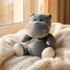 Peluche Bouillotte Hippopotame - L'Artisan du Bien-Être, en situation cosy