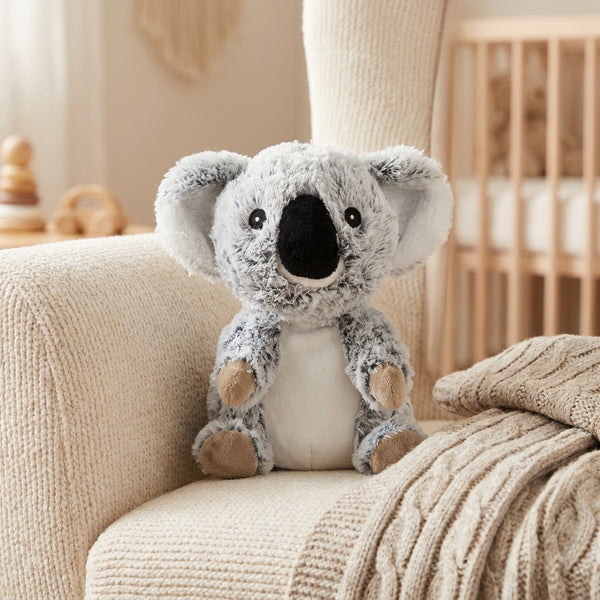 Peluche Bouillotte Koala Gris - L'Artisan du Bien-Être, en situation cosy