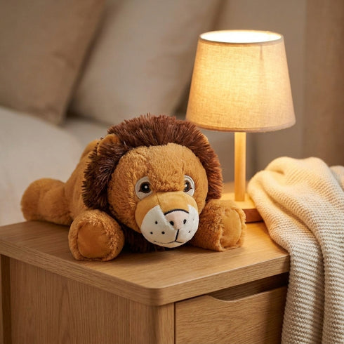 Peluche Bouillotte Lion - L'Artisan du Bien-Être, en situation cosy