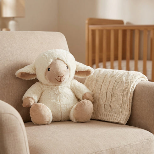 Peluche Bouillotte Mouton - L'Artisan du Bien-Être, en situation cosy
