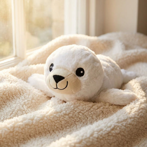 Peluche Bouillotte Otarie Blanche - L'Artisan du Bien-Être, en situation cosy