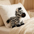 Peluche Bouillotte Zèbre - L'Artisan du Bien-Être, en situation cosy