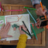 Enfant remplissant le carnet d'exploration Botaki