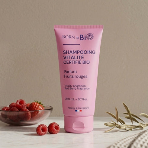 Shampooing Vitalité Born to Bio entouré de framboises