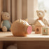 Tirelire cochon bois naturel-rose en situation