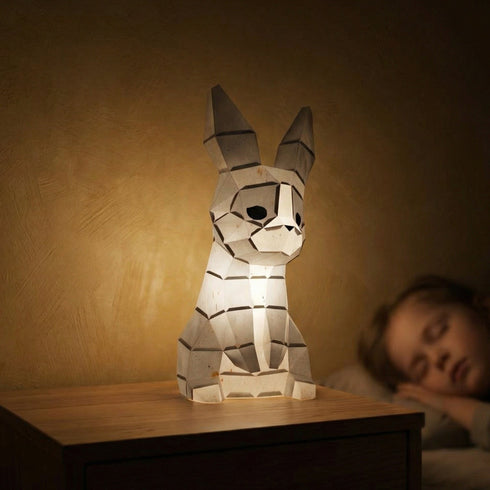 Veilleuse lapin Poka Moki Moki allumée dans une chambre d'enfant
