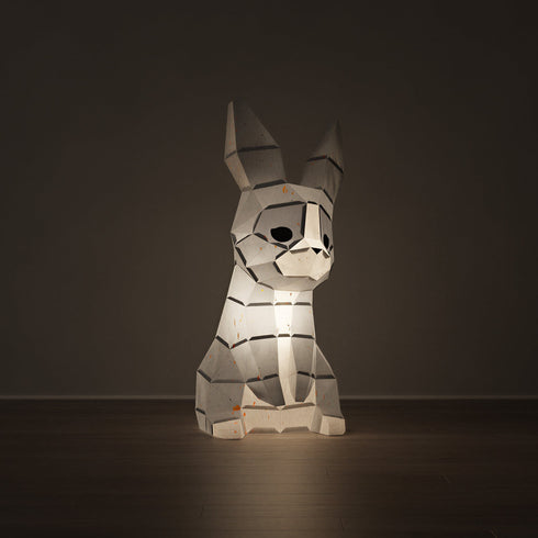 Veilleuse lapin Poka Moki Moki allumée, vue de trois quarts
