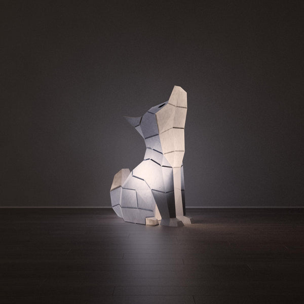 Veilleuse loup Oka en papier Moki Moki, allumée