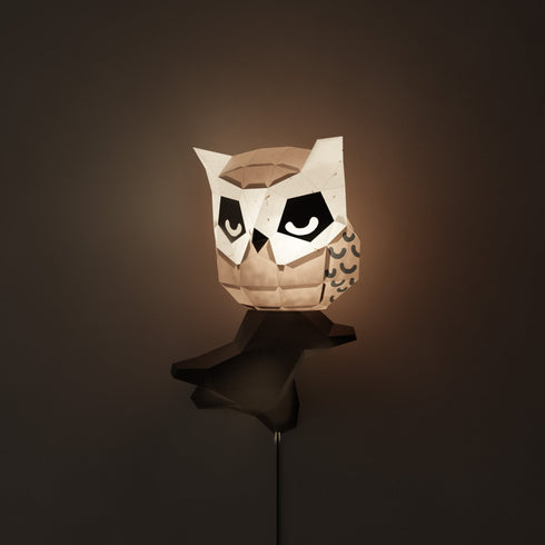 Veilleuse hibou Fuku en papier Moki Moki, allumée