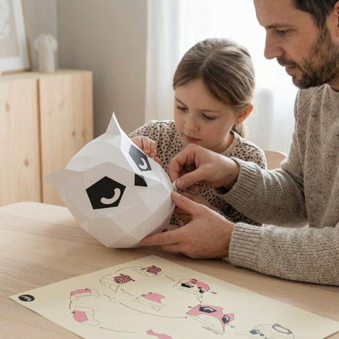 Parent et enfant montant ensemble une veilleuse Moki Moki