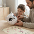 Parent et enfant montant ensemble une veilleuse Moki Moki