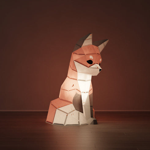 Veilleuse renard Shiro Moki Moki allumée, vue de trois quarts